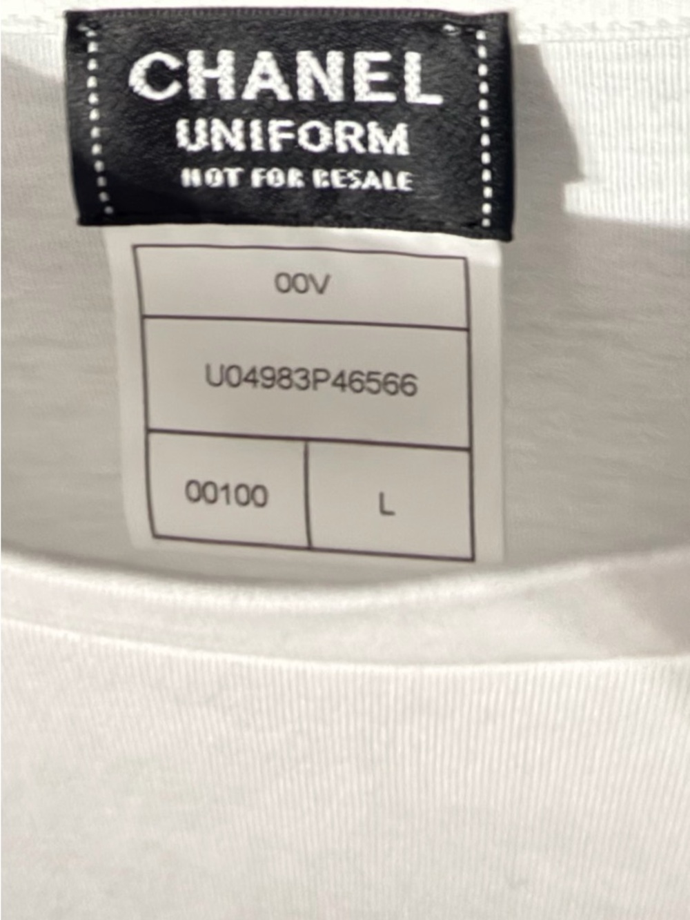 CHANEL White T-shirt (with embroidered cc logo) - Picture 5 of 7
